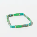 Pulsera elástica con cuentas rectangulares de color turquesa y verde, separadas por pequeñas cuentas doradas.