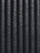 Cartera Calvin Klein negra con diseño acolchado, correa de cadena plateada y logo de la marca en el frente.
