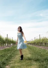 Vestido corto rojo con escote halter, corte a la cintura y falda con volados.