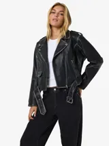 Chaqueta de cuero negra con cuello biker, cierre asimétrico, tirantes en los hombros y cinturón en la cintura.