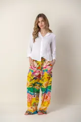 Camisa blanca de lino con cuello clásico, abotonada al frente y mangas 3/4 con puños.