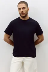 Remera de hombre de color azul marino, corte estándar, cuello redondo y mangas cortas.