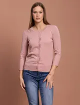 Cardigan tejido en hilado fino, color rosado, con escote redondo y cierre frontal con botones.