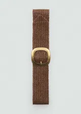Cinturón ancho color beige, tejido en fibra natural con diseño trenzado y hebilla ovalada de metal color dorado.