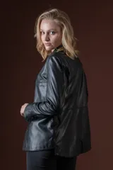 Chaqueta de cuero negra, con corte clásico y botones frontales.