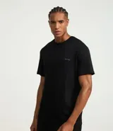 Remera deportiva negra de corte clásico, cuello redondo y mangas cortas. Presenta un pequeño estampado con lettering en el pecho. Confeccionada en tejido modal con tecnología Dry.