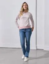 Buzo de modal estampado a rayas horizontales rosas y blancas, con cuello redondo y puños acanalados.