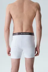 Bóxer blanco de algodón con cintura elástica negra con el logo de la marca en letras blancas.