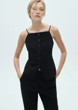 Chaleco azul con tirantes finos, cuello halter, cierre delantero con botones y diseño entallado.