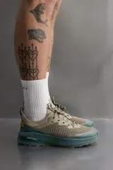 Zapatillas deportivas color beige con suela celeste, para uso diario y carreras ligeras. Parte superior de tejido de punto transpirable, puntera y talón recubiertos de material Shield Protect Max, ajuste con cordones, tirador trasero, plantilla OrthoLite
 y entresuela con tecnología Spume Foam V2.