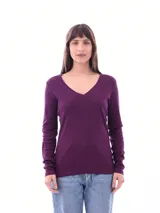 Remera de manga larga color morado con cuello en V.