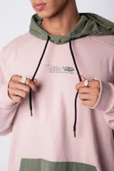 Buzo canguro blanco con capucha forrada en beige y bolsillo tipo parche color beige. Estampa con logo en el pecho.