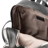 Mochila negra de cuero sintético con cierre superior y bolsillo frontal con cierre. Tiene un bolsillo interno con cierre y dos bolsillos externos con cierre.
