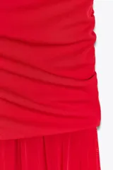 Vestido midi rojo de tul con cuello alto y mangas sisa semitransparentes. Interior con escote pico y tirantes finos ajustables. Tejido combinado a tono, detalle de frunces y cierre lateral con cremallera oculta.