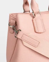 Cartera tipo city color rosa viejo, con correa regulable desmontable, manijas superiores, pouch interno con cierre y broche con botón para cerrado.