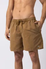 Short de baño gris con cintura elastizada y cordón ajustable. Tiene bolsillos laterales y logo de la marca en la pierna derecha.