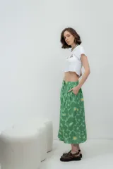 Falda midi verde con estampado de flores grandes y cintura alta.