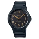 Reloj analógico Casio con caja de resina negra de 47mm, esfera negra con detalles dorados y cristal de resina. Cuenta con números grandes, agujas luminosas y movimiento de cuarzo. Resistente al agua hasta 50m.