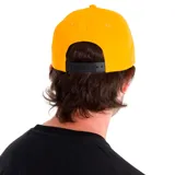 Gorro Caterpillar color naranja con logo bordado en blanco en el frente. Cuenta con visera curva y tira trasera ajustable con hebilla metálica.