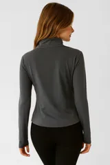 Campera negra de poliéster con cierre frontal y cuello alto.