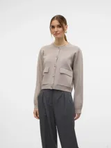 Cardigan color gris claro de tejido grueso con cierre abotonado, cuello redondo y bolsillos frontales.