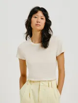 Camiseta de manga corta color terracota, con cuello redondo y corte ajustado.