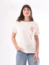 Remera color crudo con estampado de un pez rojo en el frente.