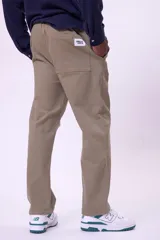 Pantalón marrón de corte recto con bolsillos laterales y traseros.