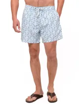 Short de baño celeste con estampado de ballenas en azul y gris. Tiene cintura elástica con cordón ajustable y bolsillos laterales.