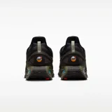 Zapatilla deportiva Nike Air Max Dn Roam, color negro y verde oliva (cargo khaki), con sistema de amortiguación Air Max visible en el talón mediante burbujas esféricas. Presenta un sistema de ajuste rápido con cordón y tanca en la parte superior.