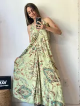 Vestido largo verde con estampado floral y paisley, escote halter y espalda descubierta.