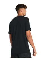 Remera deportiva verde militar de manga corta, con logo de Under Armour estampado en el pecho.