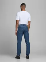 Jean azul de tiro medio y corte tapered. Diseño clásico de cinco bolsillos y cierre con botón.