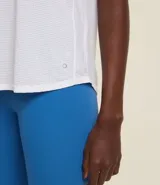 Remera lila de microfibra con escote redondo y mangas cortas.