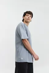 Remera celeste de manga corta, corte oversize y cuello redondo.