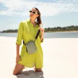 Bandolera de cuero sintético color negro, con doble cierre superior y correa de galón ajustable. Incluye un bolsillo interior de fácil acceso.