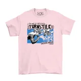 Remera rosa de manga corta con estampado frontal de la banda Turnstile, que incluye imágenes de un concierto y el texto "Live and in the flesh" y "Baltimore Hardcore".