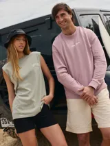 Buzo de algodón color lila con cuello redondo y calce holgado. Estampado en el frente con la frase "Ride the Wave".