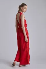 Pantalón rojo de corte palazzo con volados en los laterales.