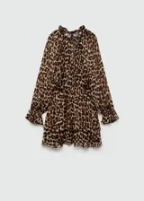 Vestido corto marrón con estampado animal print, cuello redondo con volantes y lazo, manga larga con puños elásticos y falda con volantes.