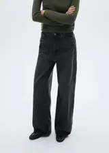 Pantalón de jean negro de corte recto y tiro alto.