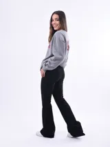 Buzo de tejido de punto color gris melange, con cuello redondo y manga larga. Presenta un estampado frontal en rojo que incluye una flor estilizada y el texto "slow garden there's no hurry".