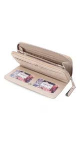 Billetera larga color beige de símil cuero, con cierre perimetral y bolsillo trasero con cierre.