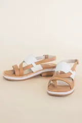 Sandalias de cuero color tostado con tiras cruzadas y detalle de tira ancha blanca en el empeine.