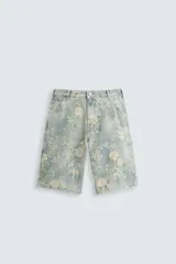 Bermuda de algodón celeste con estampado floral, corte relaxed fit, cinco bolsillos, tira y bolsillo multifunción en la pierna, cierre frontal con cremallera y botón.