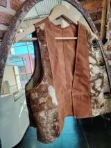 Chaleco marrón de cuero con paneles laterales de cuero con estampado animal.