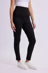 Calza negra de gamuza con cintura alta y corte ajustado.