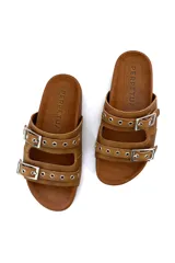 Sandalias de cuero color tostado, con doble tira y hebillas plateadas.