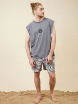 Musculosa gris con cuello redondo y estampado pequeño en el pecho.