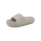 Sandalia tipo ojota color beige con diseño moderno y minimalista.